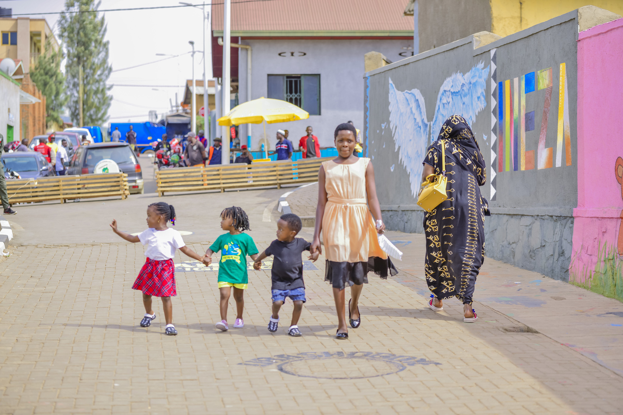Meninas e crianças andando na rua para pedestres em Kigali, Ruanda