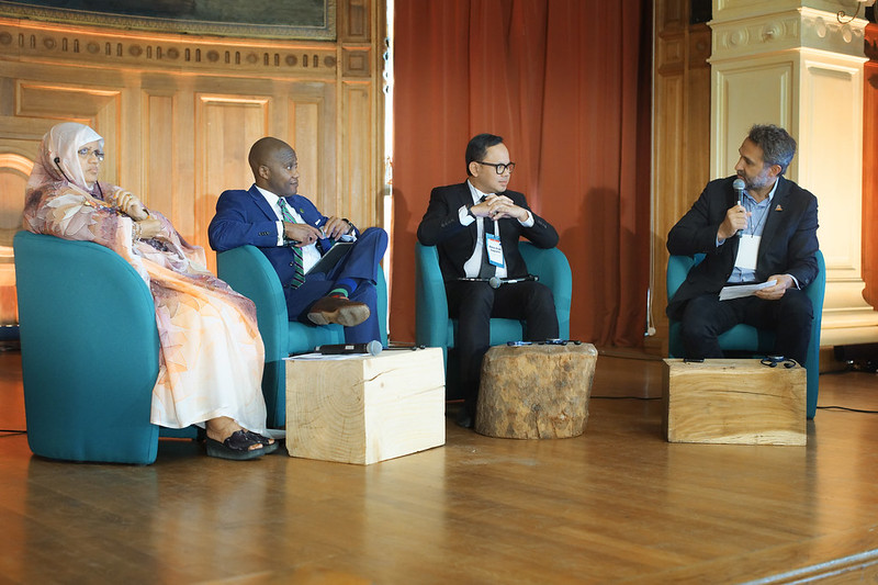 A prefeita Bima Arya Sugiarto, o prefeito Errick D. Simmons e o presidente do Conselho Regional, Fatimetou Abdel Malick, conversam com Romain Troublé