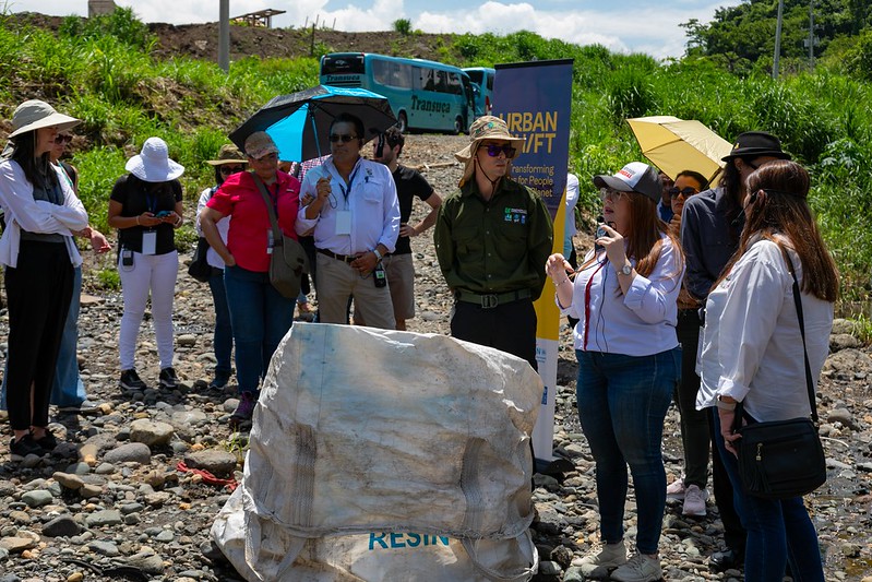 Ana Yancy Arce, da Corporação Pedregal, explica a barreira de plástico no rio Virilla