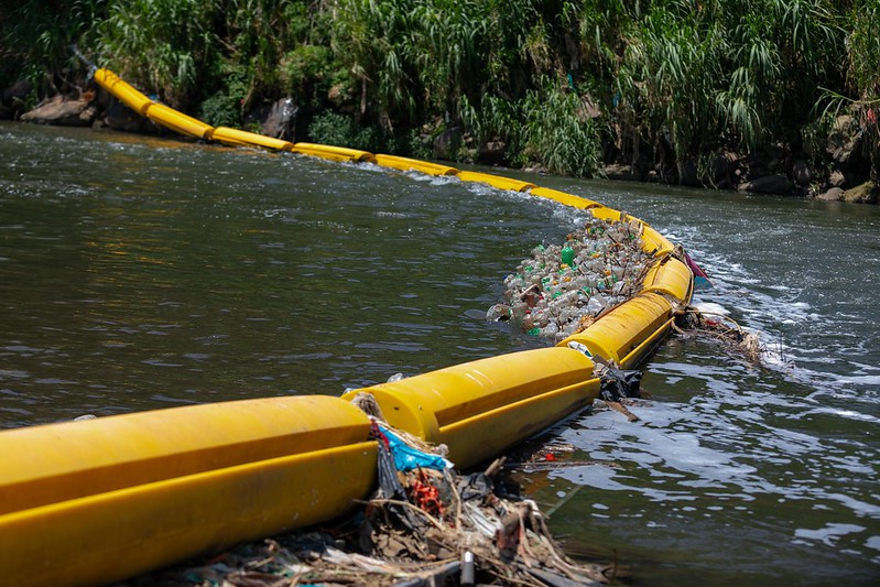 A barreira de plástico que atravessa o rio Virilla.