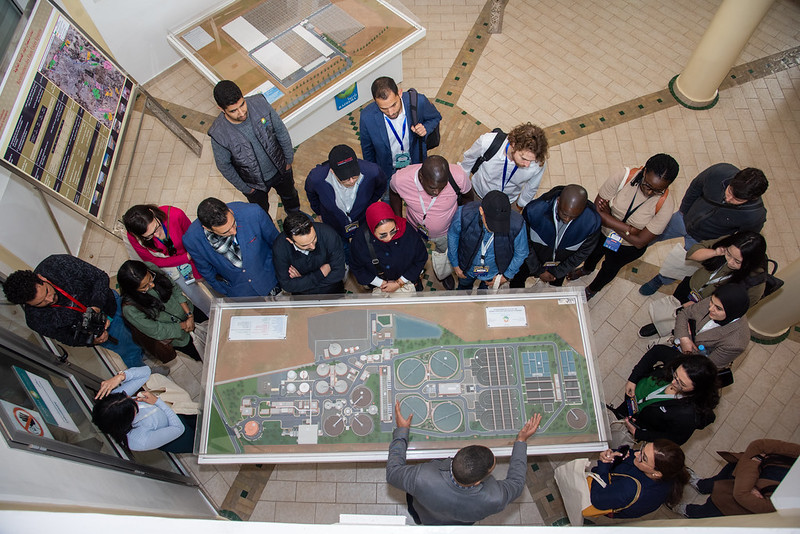 uma foto aérea dos participantes da academia da cidade de marrakech vendo um diorama da cidade