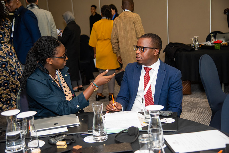 participantes colaborando durante a academia da cidade de marrakech