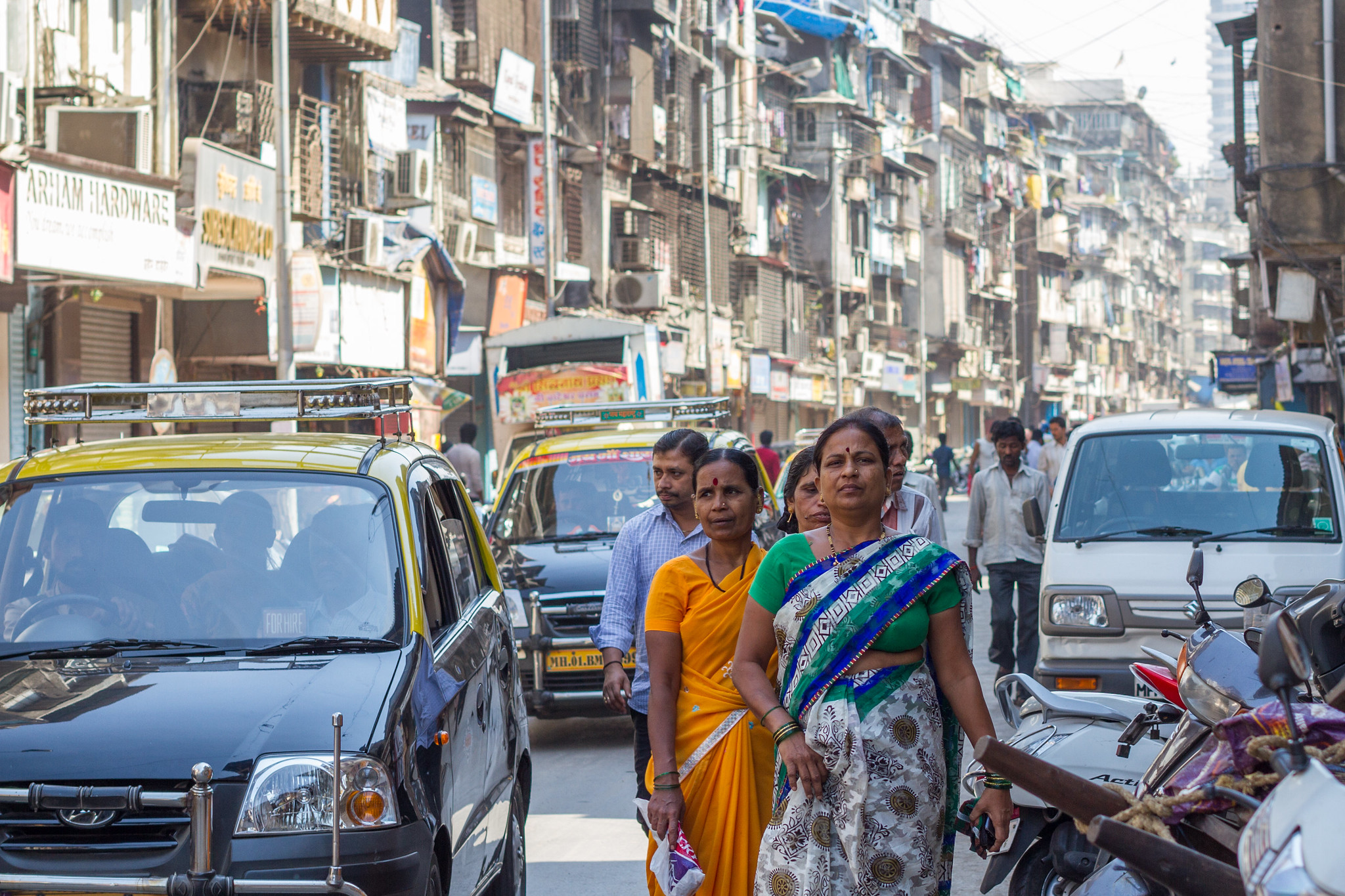 Mulheres andando em uma rua movimentada na Índia