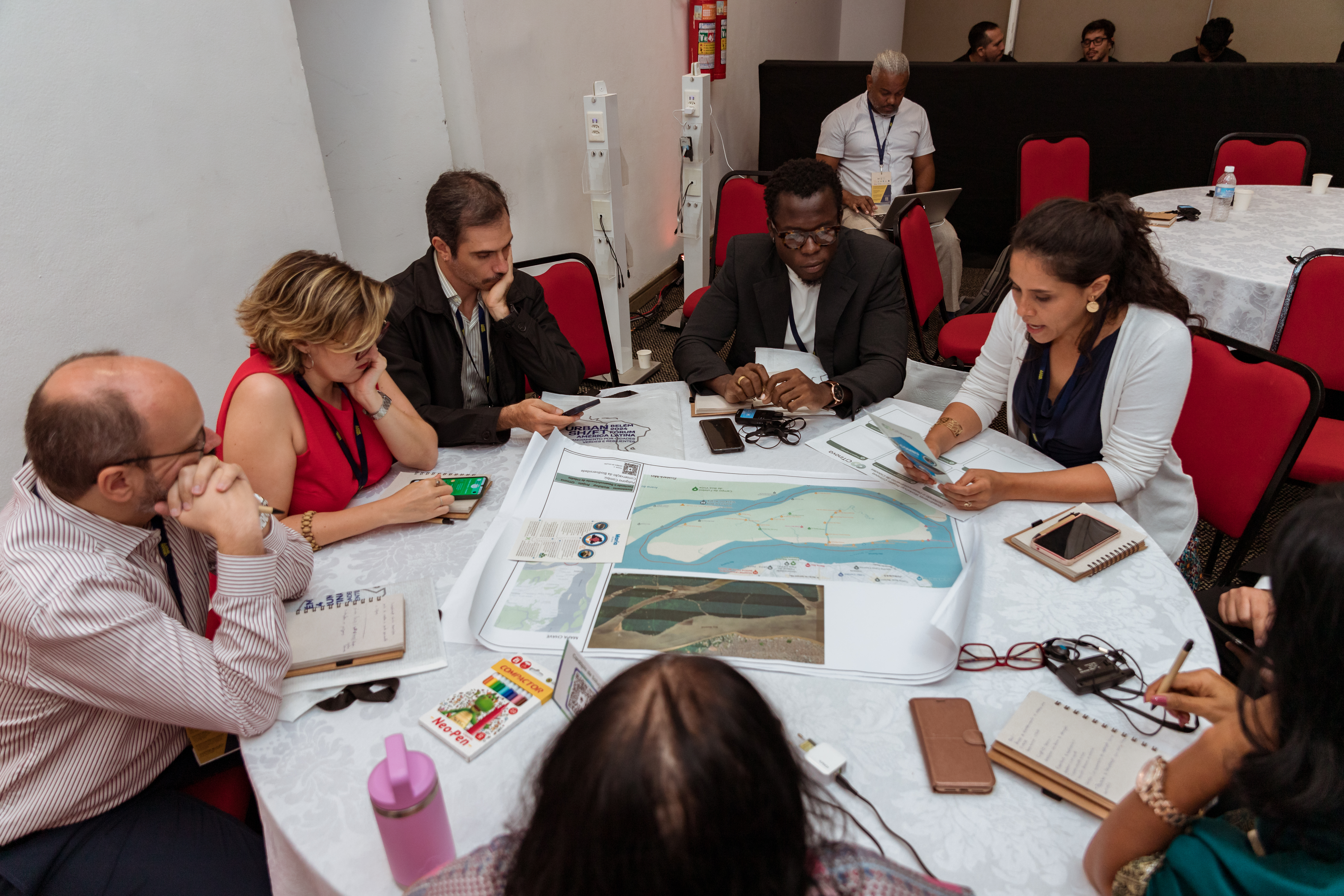 Participantes do fórum colaborando durante uma sessão