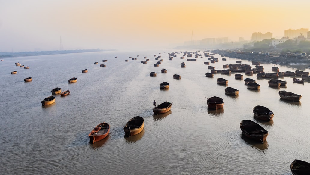 Barcos no rio Tapi, Surat, Índia