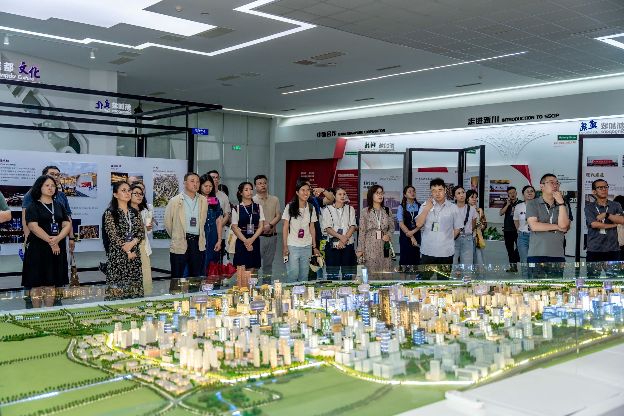 Participantes durante a visita ao local na UrbanShift China Academy.