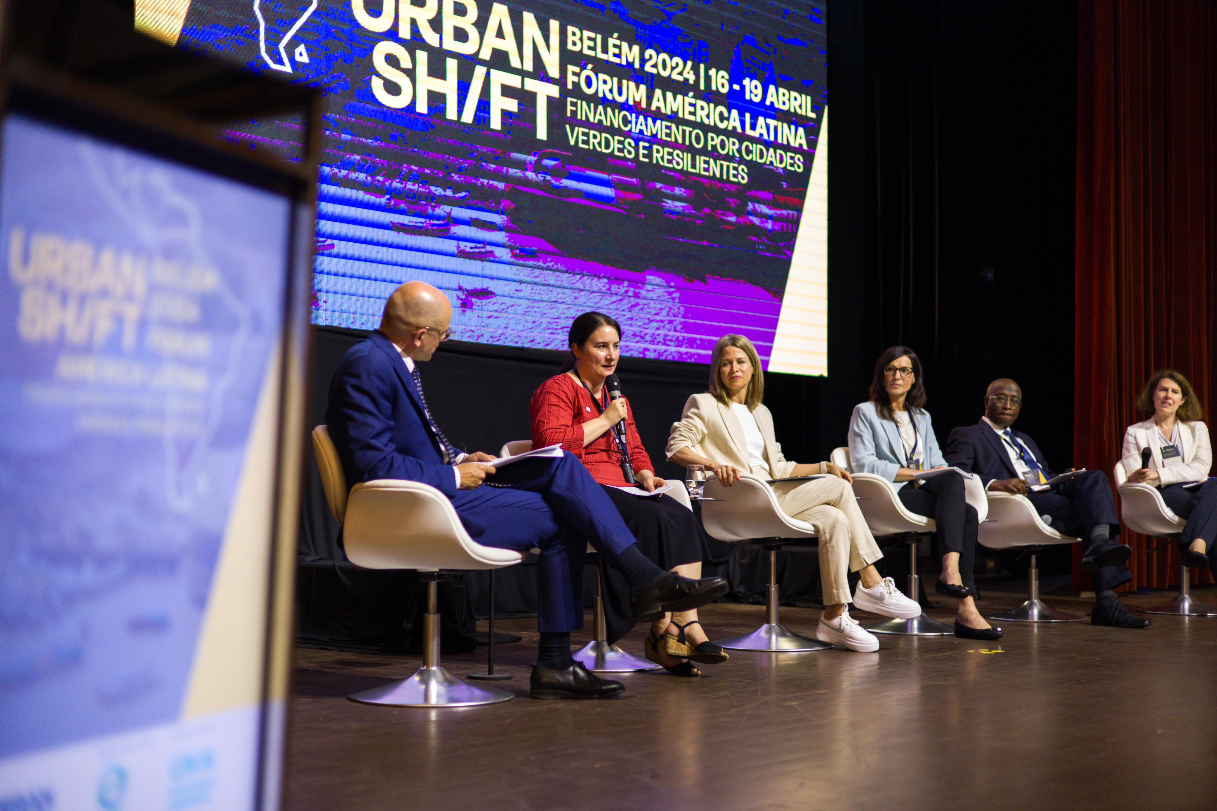 painel de discussão durante o fórum urbanshift