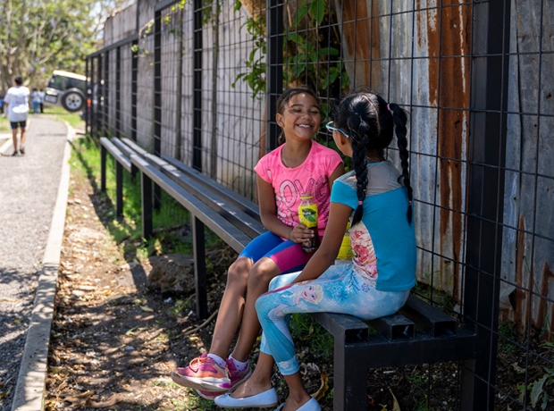 Meninas conversando no parque La Guapil