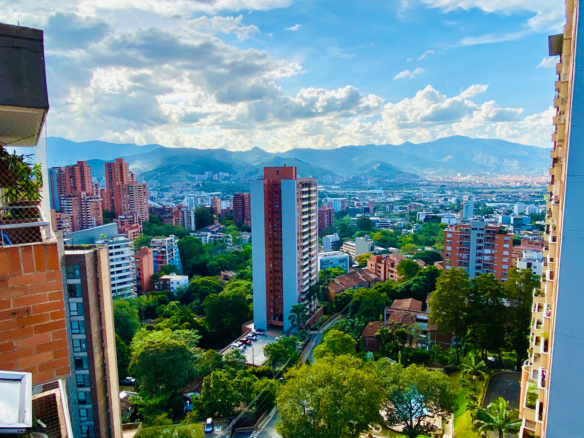 Uma rua verde em Medellín