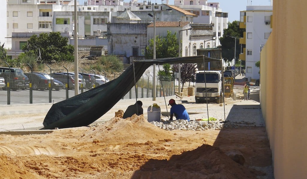 trabalhadores ao ar livre em um canteiro de obras da cidade