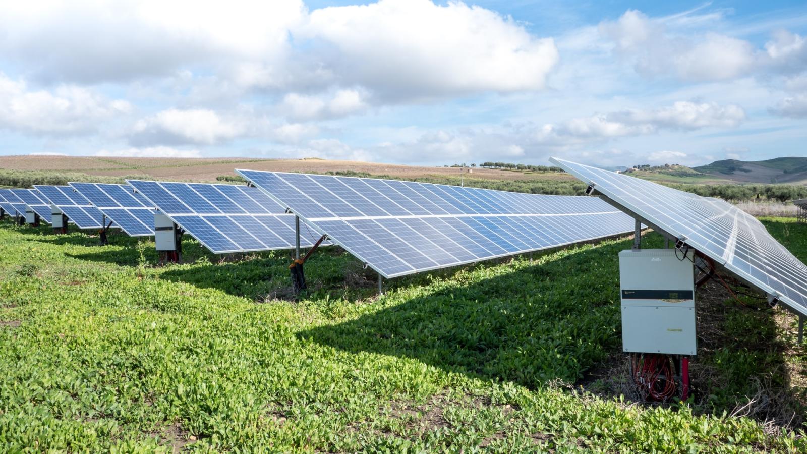 Campo de painéis solares