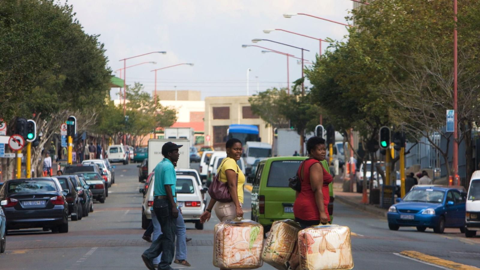 Pessoas atravessando ruas movimentadas em Joanesburgo, África do Sul