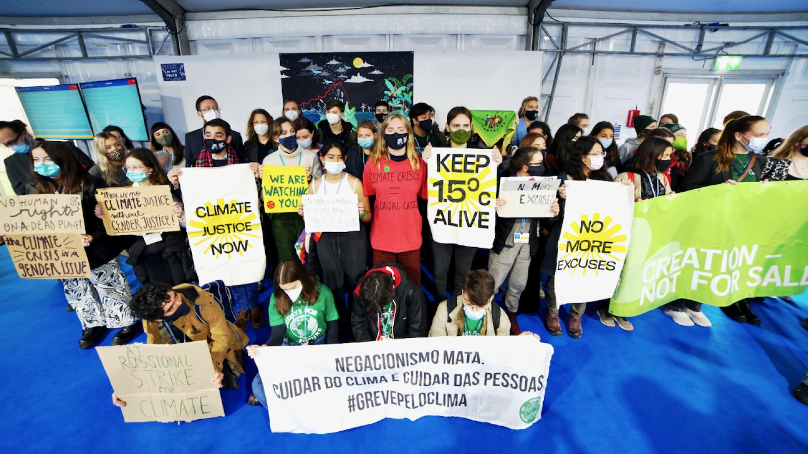 Jovens atacantes na COP26 em Glasgow. Richard Dixon / Friends of the Earth Escócia