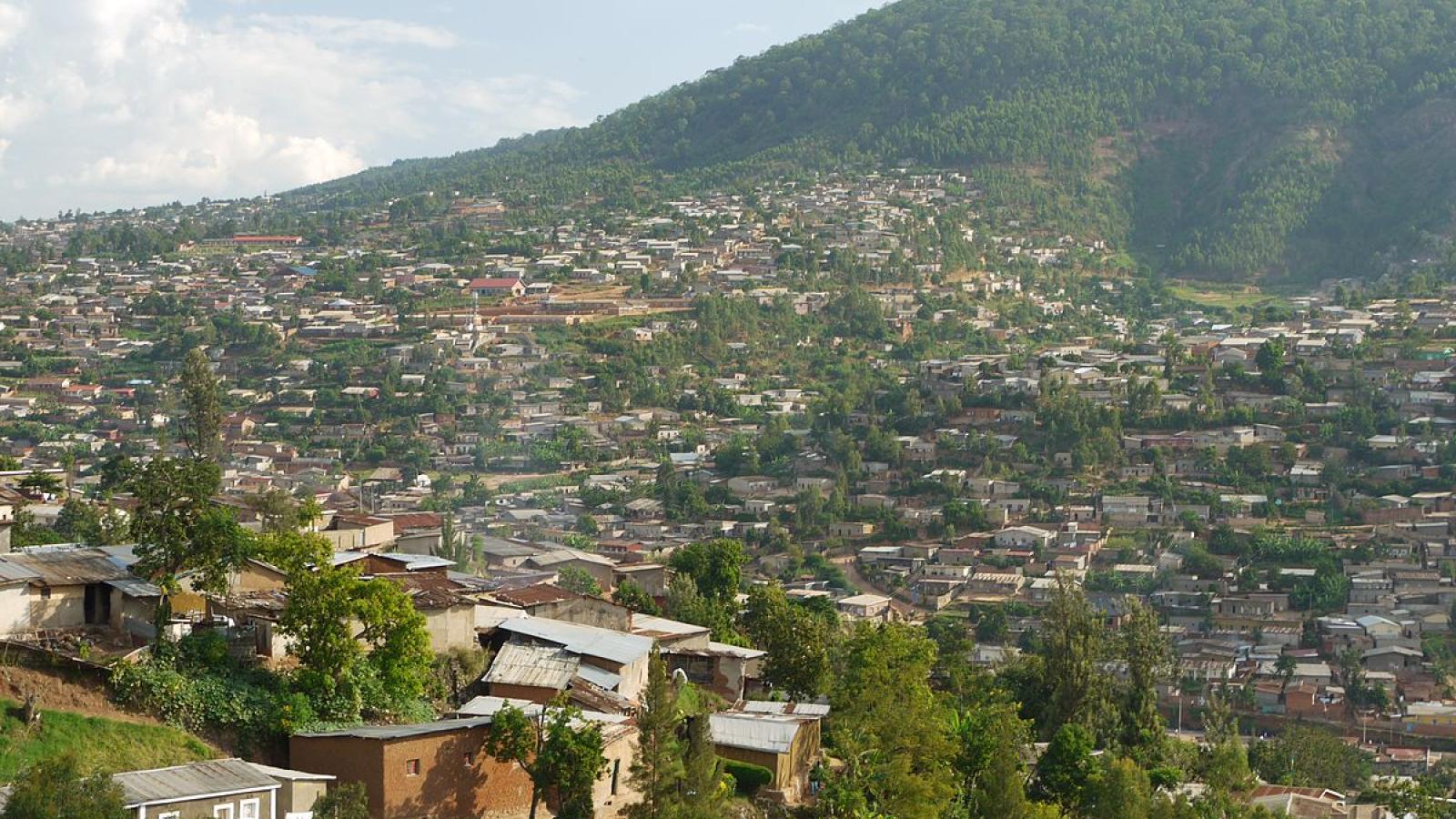 Um subúrbio de Kigali com o Monte Kigali ao fundo