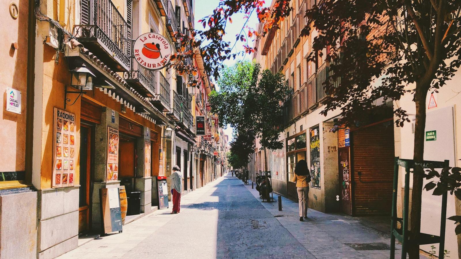 uma rua sem carros em madrid