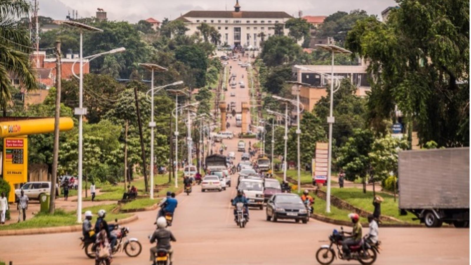 vista de uma rua movimentada em uganda