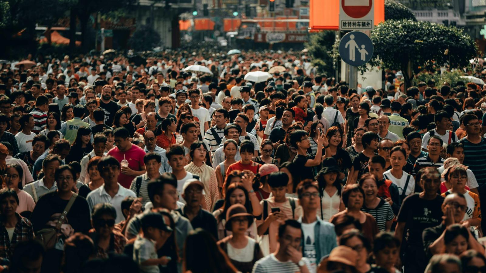 uma rua movimentada da cidade