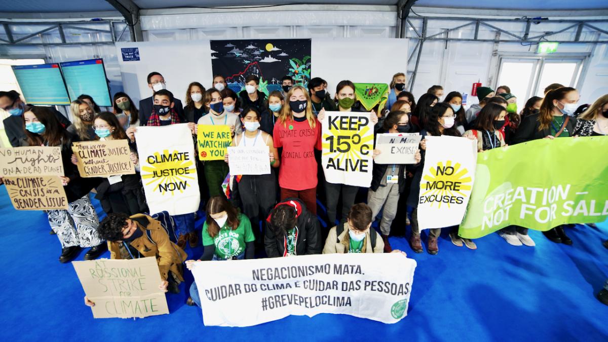 Jovens atacantes na COP26 em Glasgow. Richard Dixon / Friends of the Earth Escócia