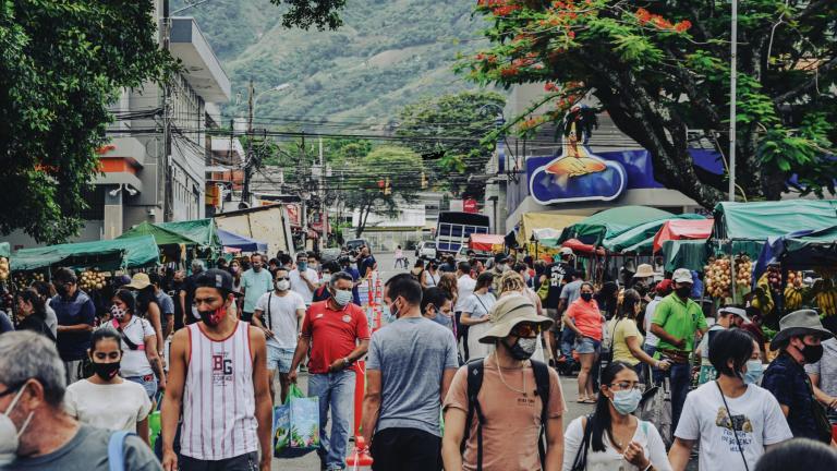 Costa Rica - Pessoas andando na rua arborizada