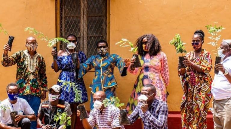 Um grupo de residentes de Freetown posam com seus seedlings