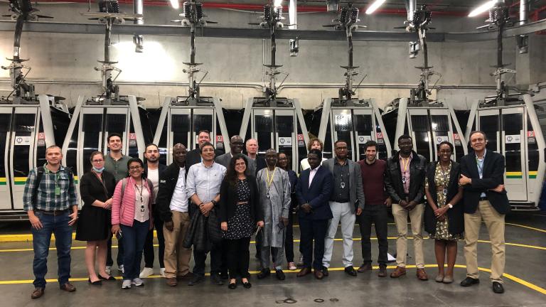 Intercâmbio de pares Participantes em Medellín na estação Cable Cars