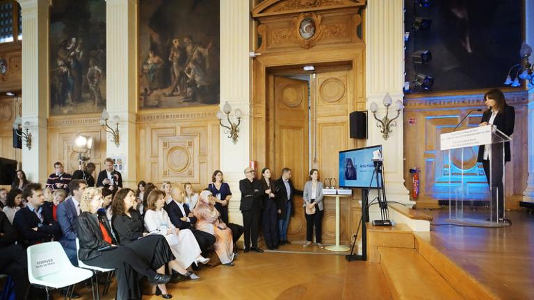 A prefeita de Paris, Anne Hidalgo, discursa para o público no Fórum Internacional de Paris para Acabar com a Poluição Plástica nas Cidades
