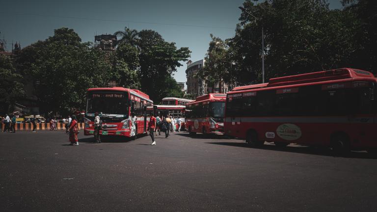Uma imagem de ônibus elétricos em Mumbai.