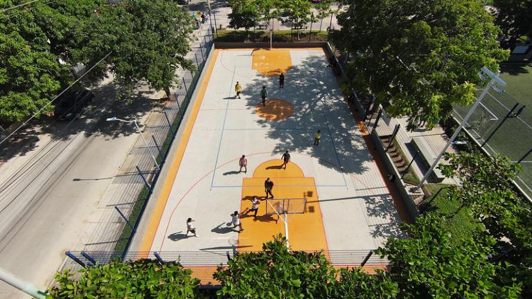 Vista aérea de uma quadra de basquete cercada por árvores em Barranquilla, Colômbia