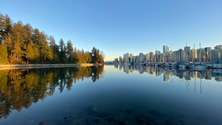 uma vista do horizonte de vancouver e do stanley park