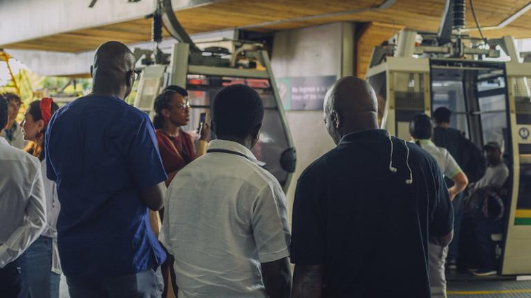 representantes de sierra leone visitam a rede de teleféricos de medellin