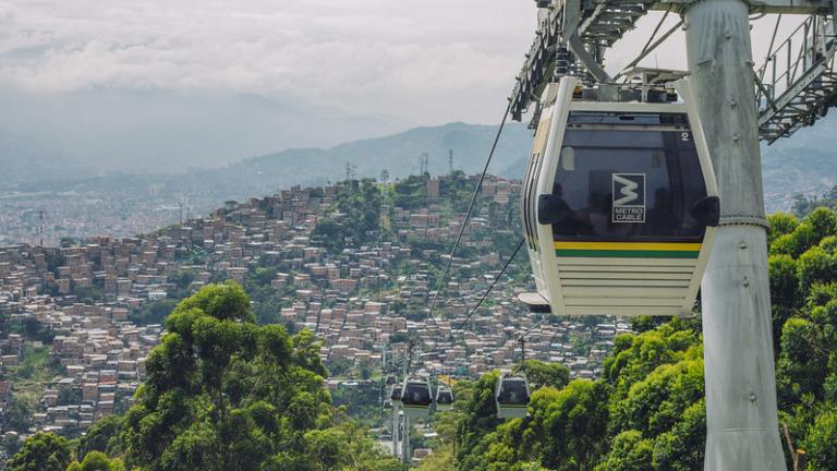 Vista de um teleférico em Medellín