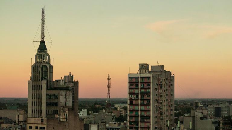 Edifícios em Mendoza ao pôr do sol