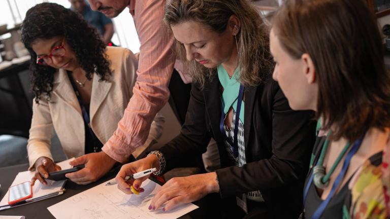 Mulheres trabalhando nos materiais do curso da academia da cidade