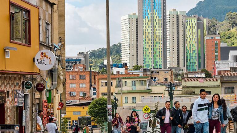 uma cena de rua lotada em uma cidade