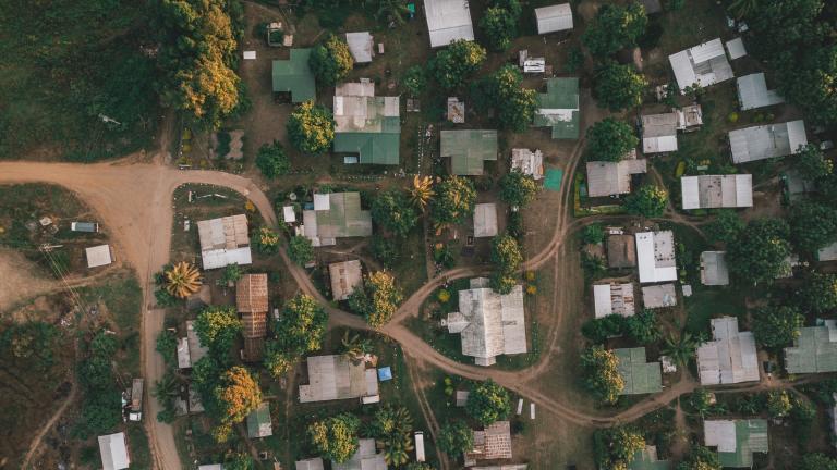 uma vista aérea de uma cidade verde