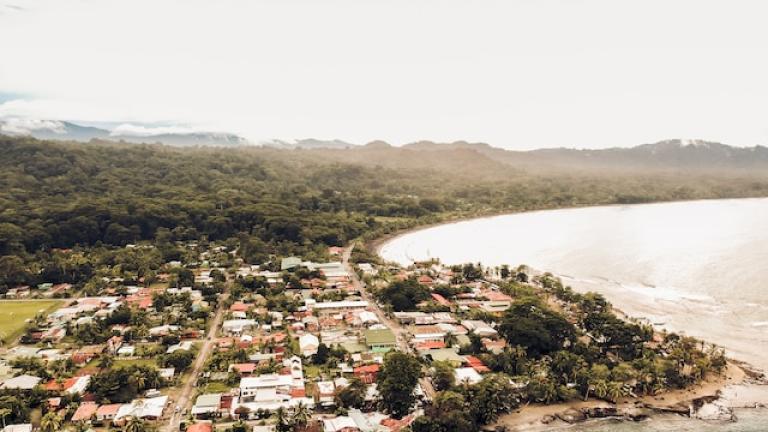 Vista de uma cidade litorânea na Costa Rica
