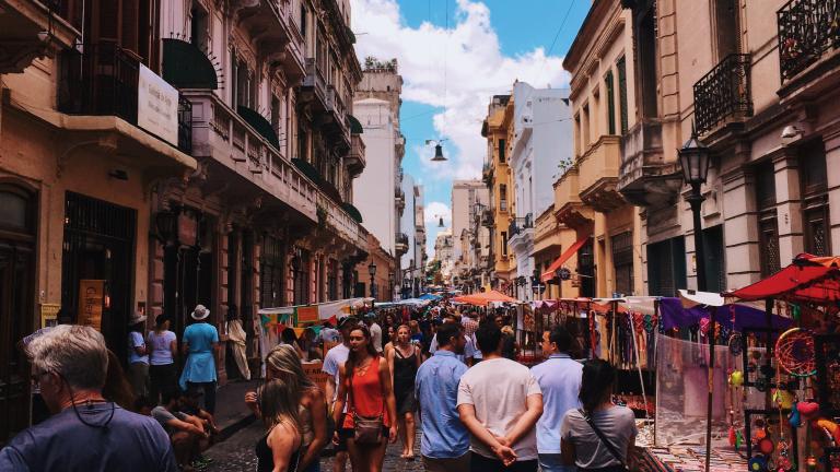 uma cena de rua movimentada em buenos aires