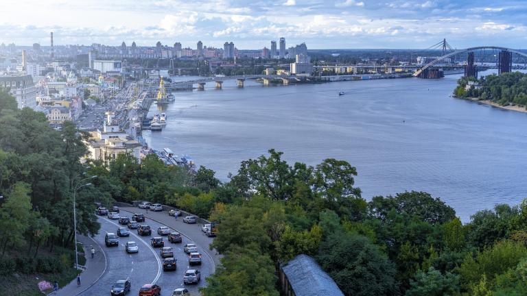 uma visão de uma cidade à beira-mar repleta de natureza