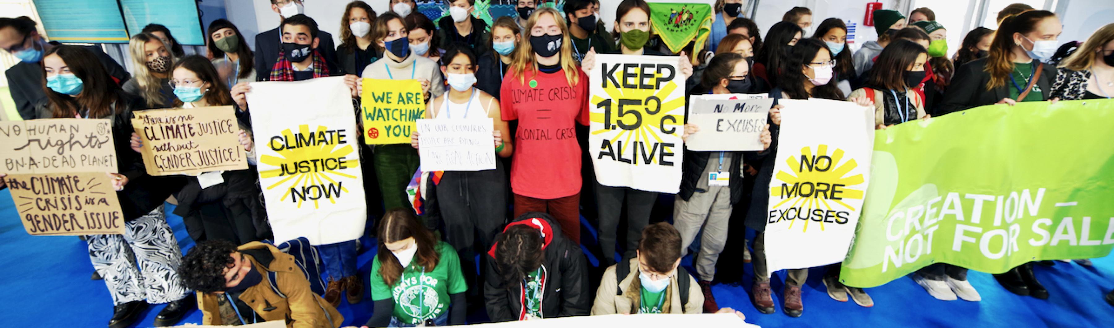Jovens atacantes na COP26 em Glasgow. Richard Dixon / Friends of the Earth Escócia