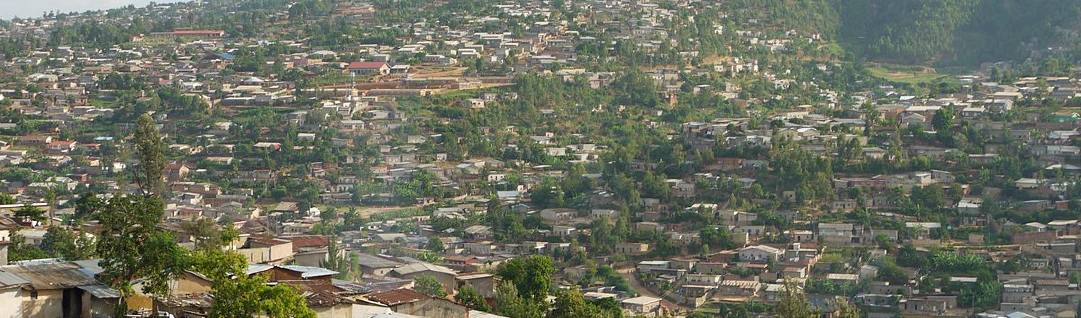 Um subúrbio de Kigali com o Monte Kigali ao fundo