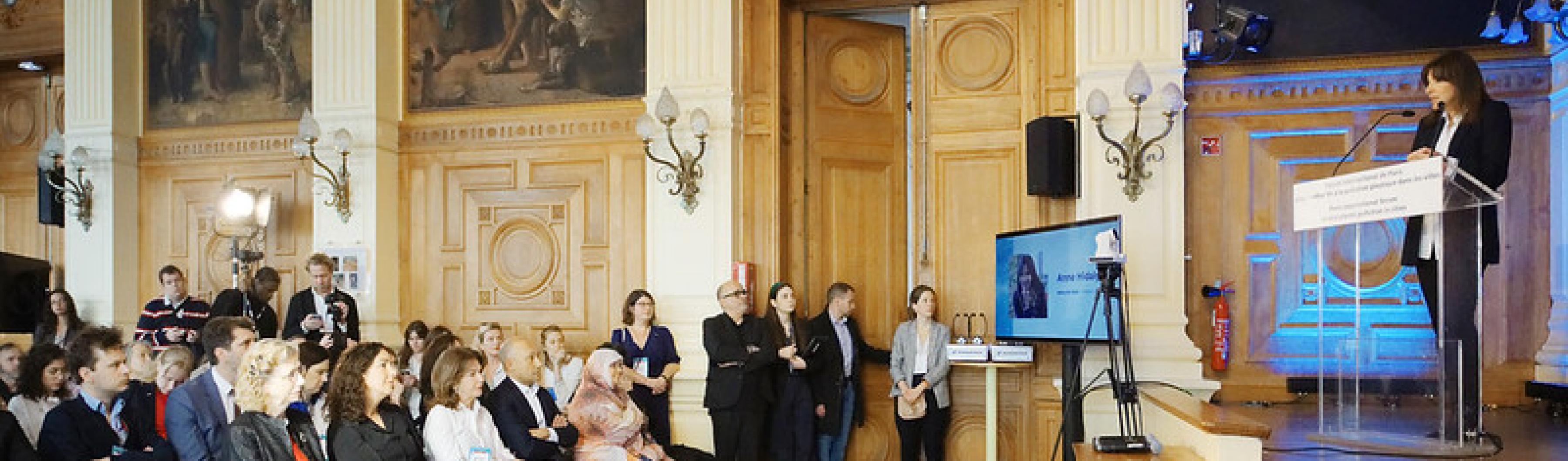 A prefeita de Paris, Anne Hidalgo, discursa para o público no Fórum Internacional de Paris para Acabar com a Poluição Plástica nas Cidades
