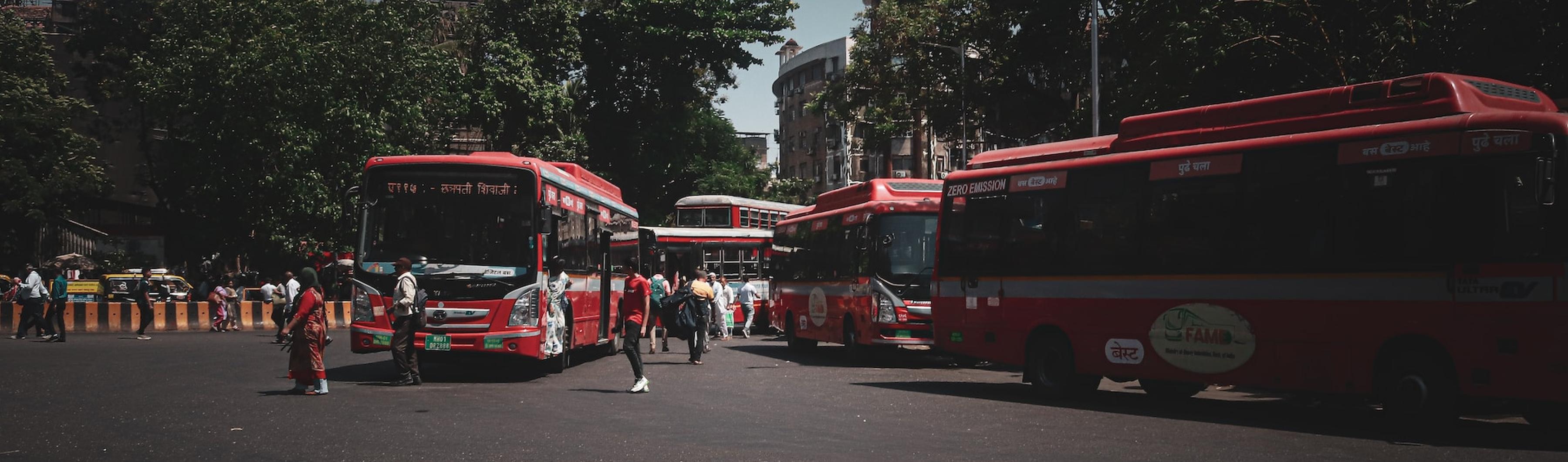 Uma imagem de ônibus elétricos em Mumbai.