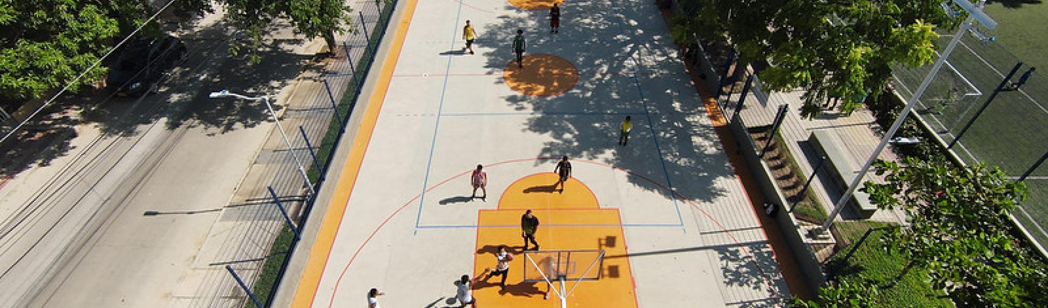 Vista aérea de uma quadra de basquete cercada por árvores em Barranquilla, Colômbia