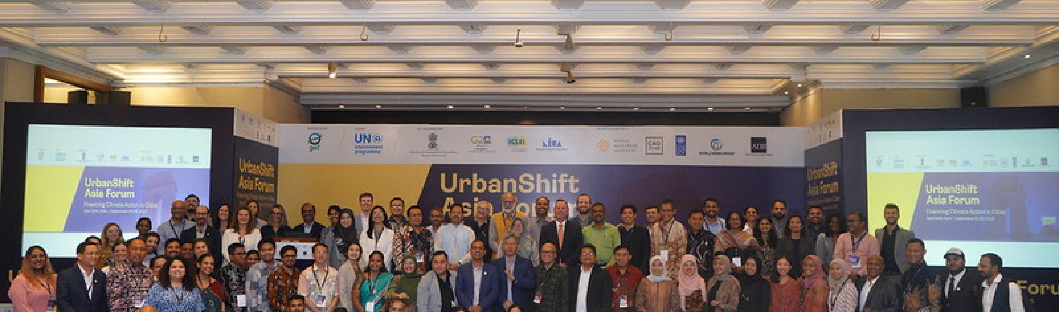 Os participantes do Fórum UrbanShift Asia se reúnem para uma foto de grupo