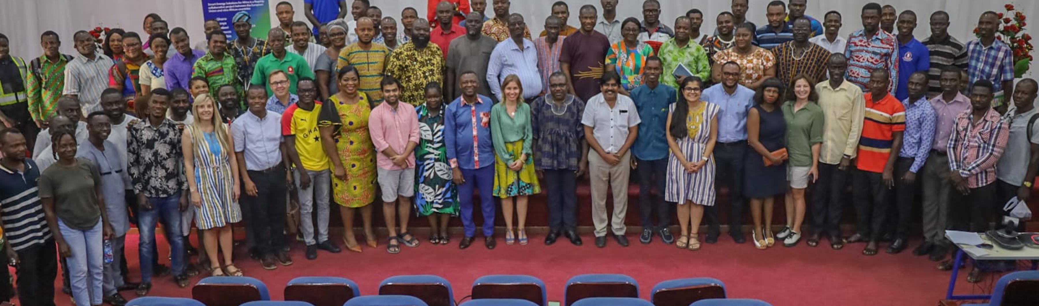 uma foto de grupo dos participantes do intercâmbio entre pares em Gana