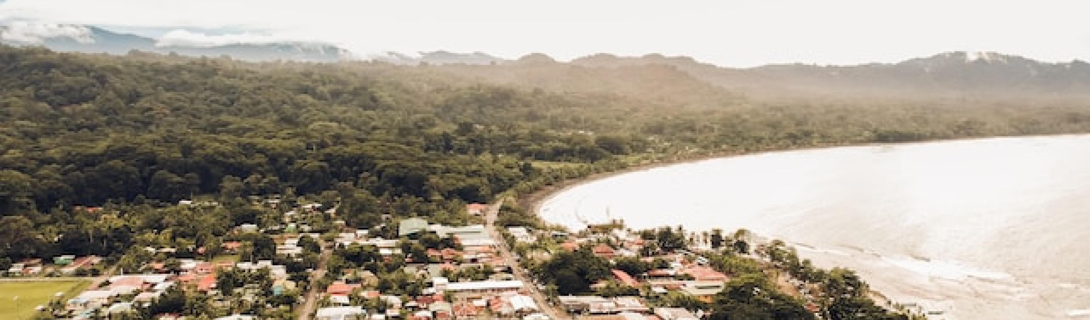 Vista de uma cidade litorânea na Costa Rica