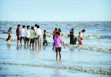 Praia de Dumas, Surat