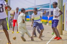 Crianças brincando em uma zona sem carros de Biryogo, Kigali. Cidade de Kigali / Flickr. 