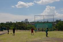 uma vista de crianças brincando no parque la guapil restaurado na costa rica