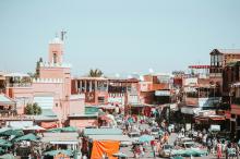 um mercado em marrakech